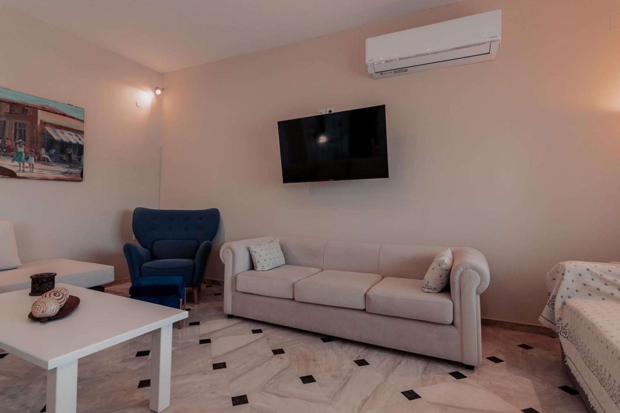 Апартаменты Family House In *